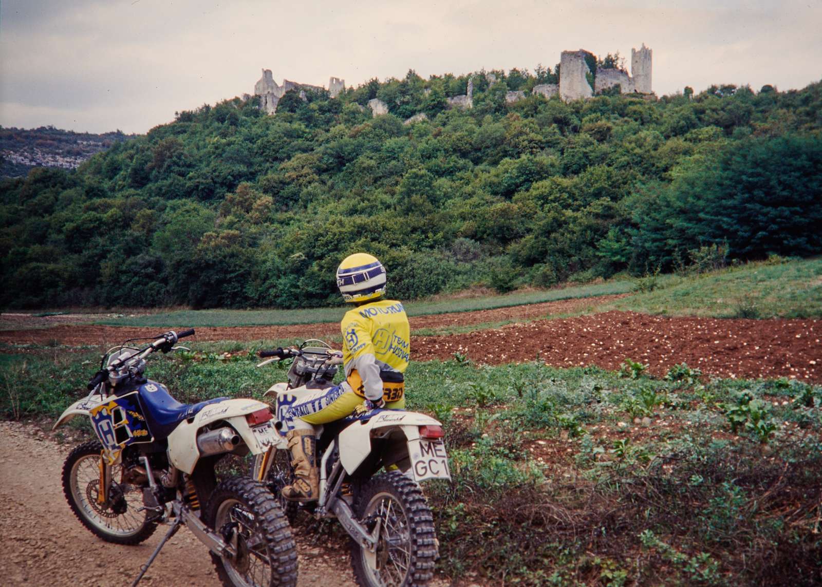 Historische Moto-Rumpf-Aufnahme: Husqvarna TE 350 und WR 125, Istrien, 1994.