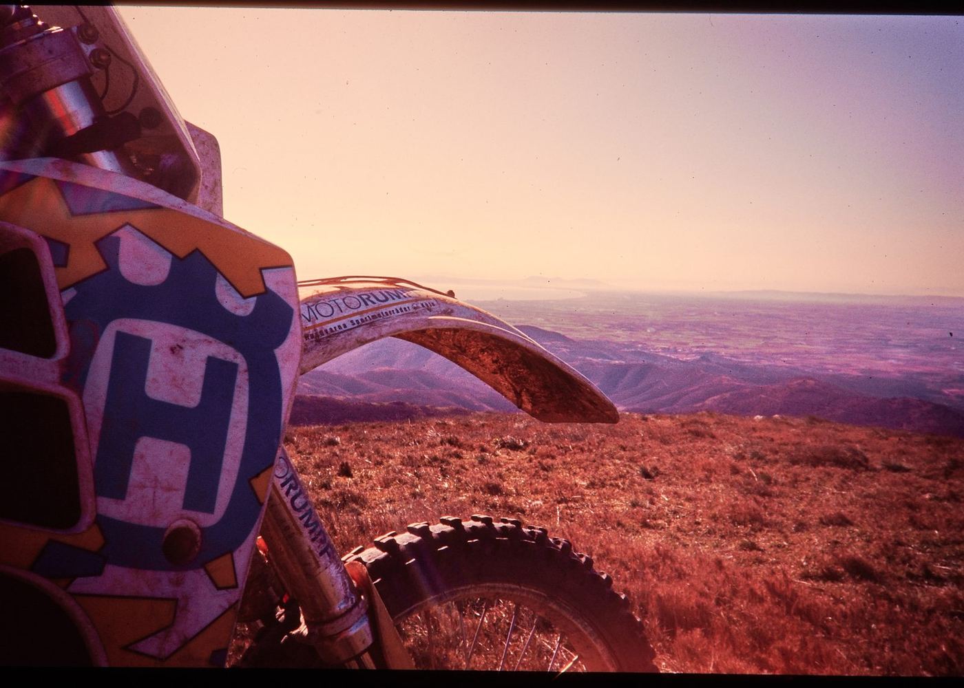 Historische Moto-Rumpf-Aufnahme: Bucht von Rosas, Husqvarna TE 350, Spanien, 1993.