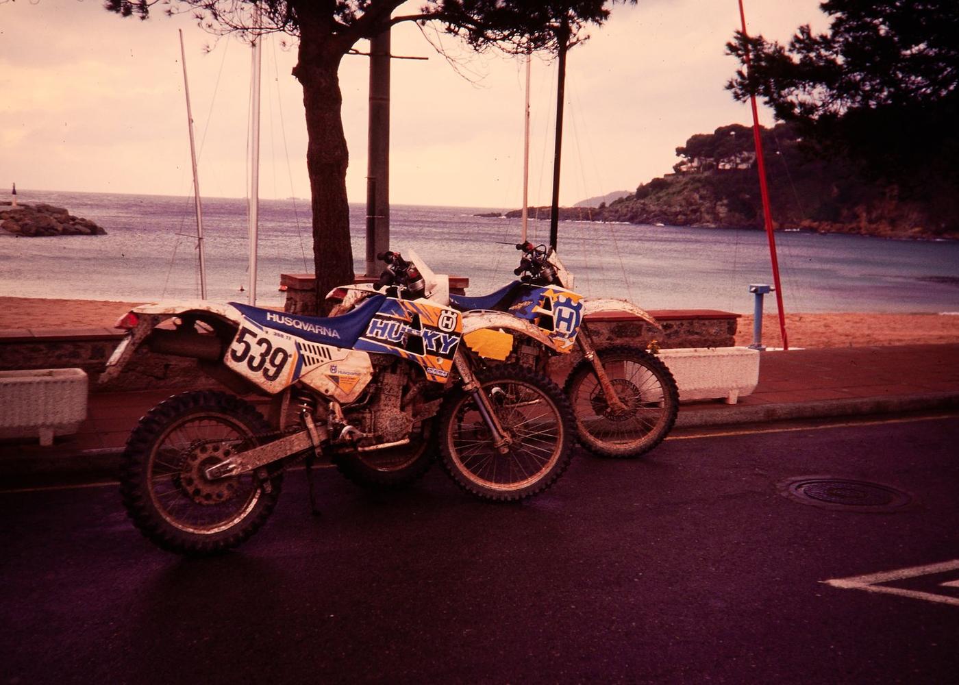 Historische Moto-Rumpf-Aufnahme: Husqvarna TE 350, Llafranch, Spanien, 1993.