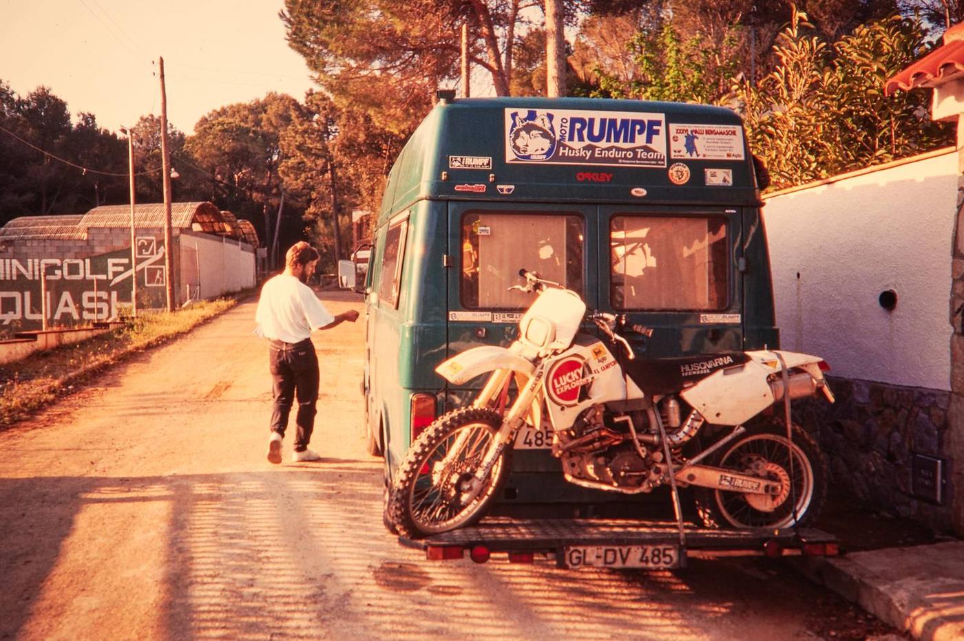 Historische Moto-Rumpf-Aufnahme: Uli Wilkens, Husqvarna TE 350 am Transporter, Spanien, 1995.