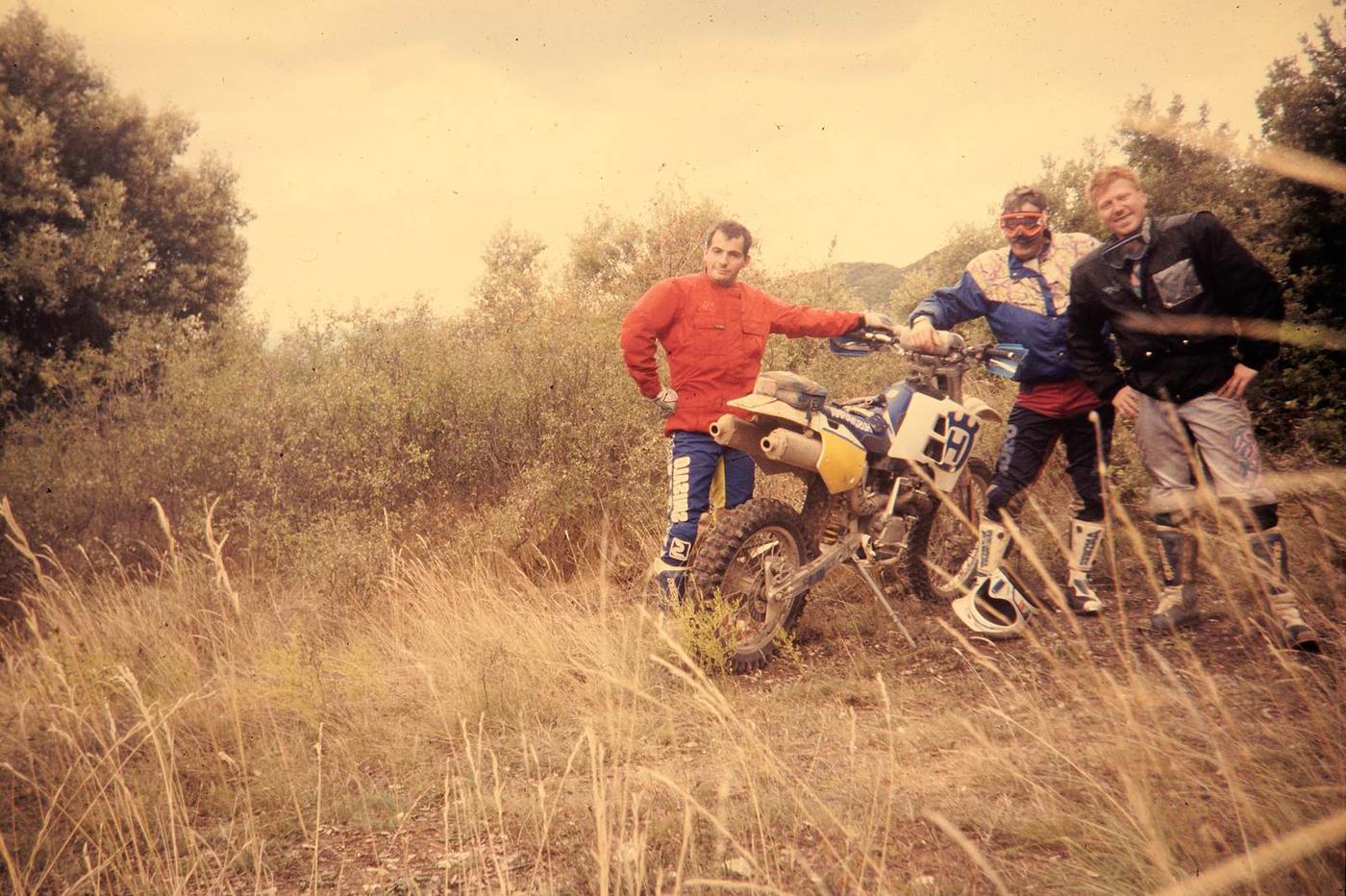 Historische Moto-Rumpf-Aufnahme: GR11-Passage, Husqvarna TE 610, Spanien, 1993.