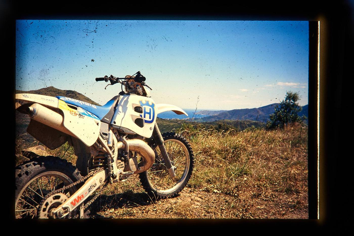 Historische Moto-Rumpf-Aufnahme: Spanien HVA WR 250, 1995.