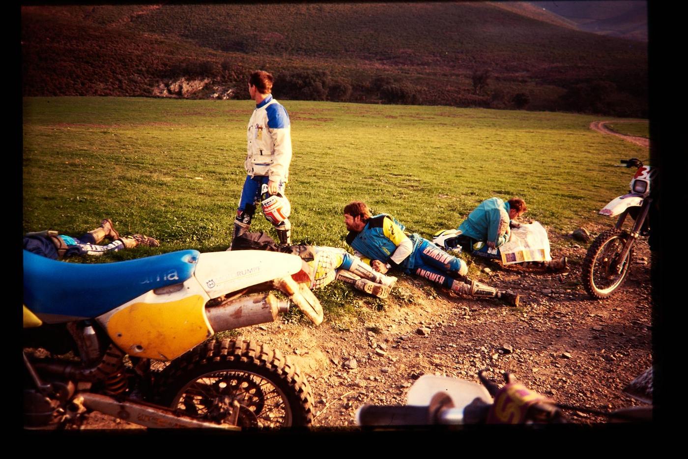 Historische Moto-Rumpf-Aufnahme: Navigation im Felde, Spanien, 1996.