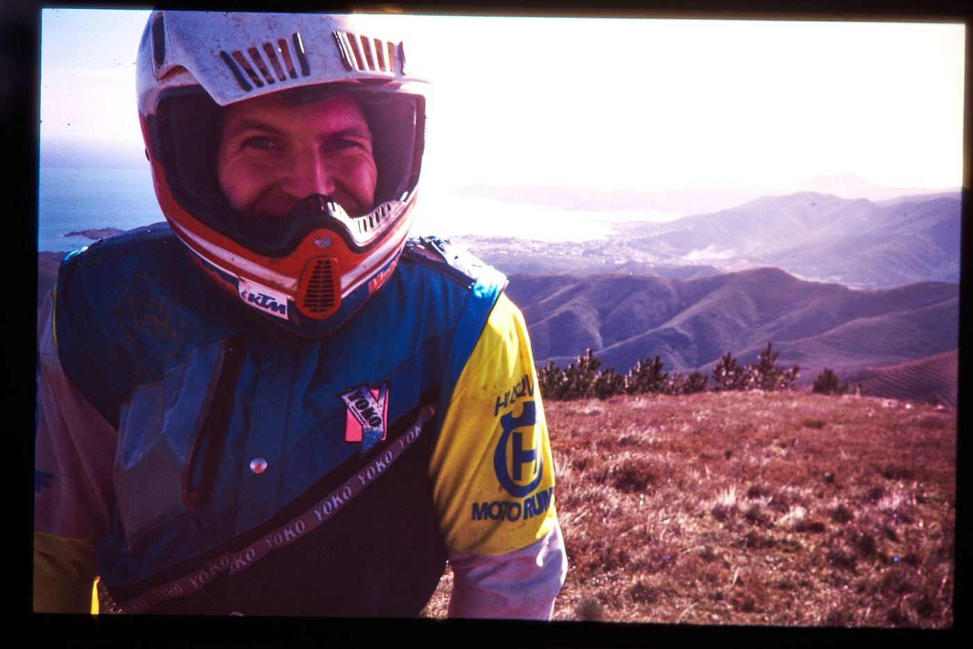 Historische Moto-Rumpf-Aufnahme: Uli Wilkens, Spanien, 1994. KTM-Helm, Husqvarna-Trikot mit Moto-Rumpf-Schrift.