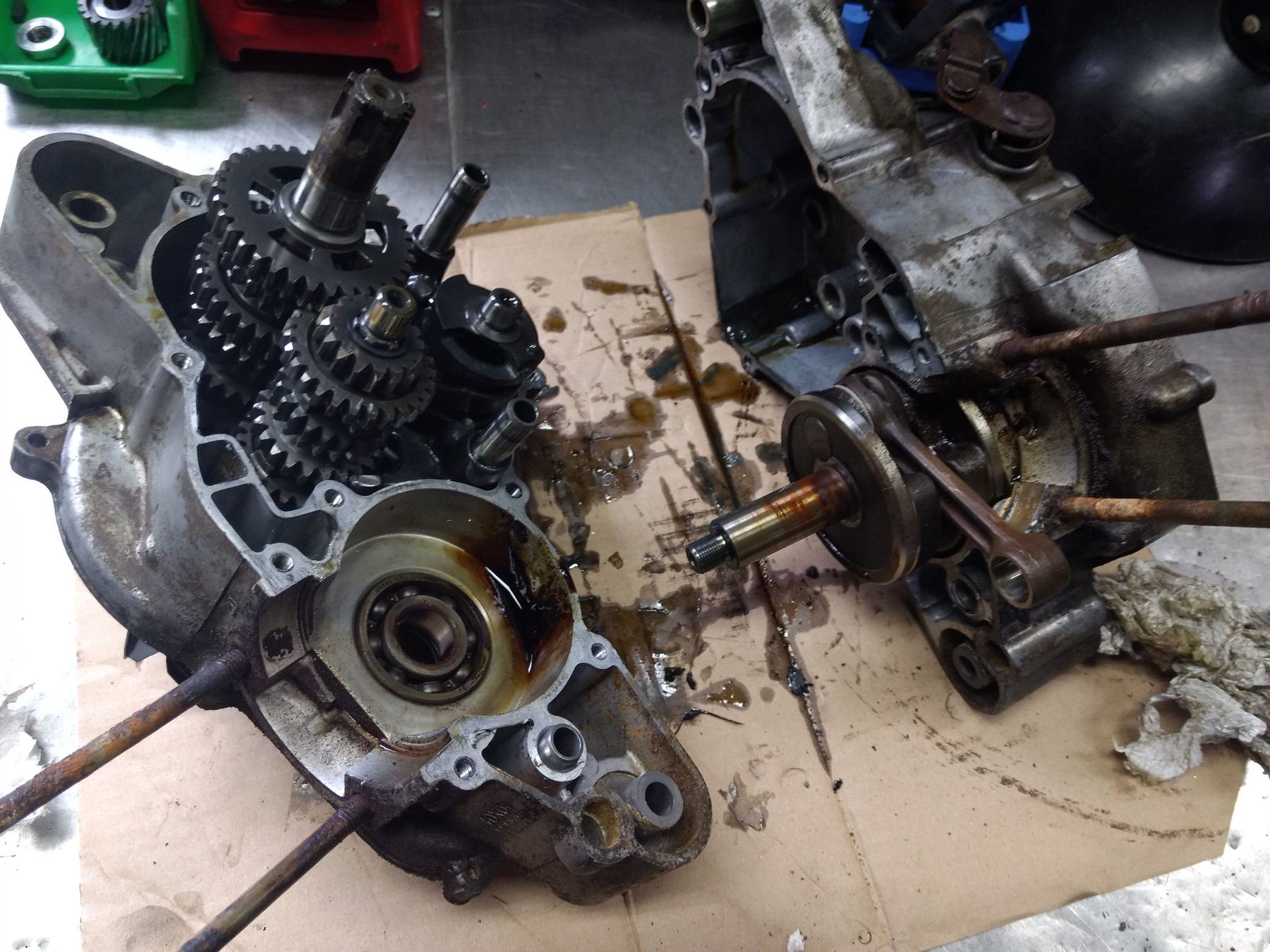 Geöffnete Motorgehäusehälften einer Yamaha DT 80 LC: Getriebe ölig, Kurbelwelle mit Pleuel, Karton auf der Bank