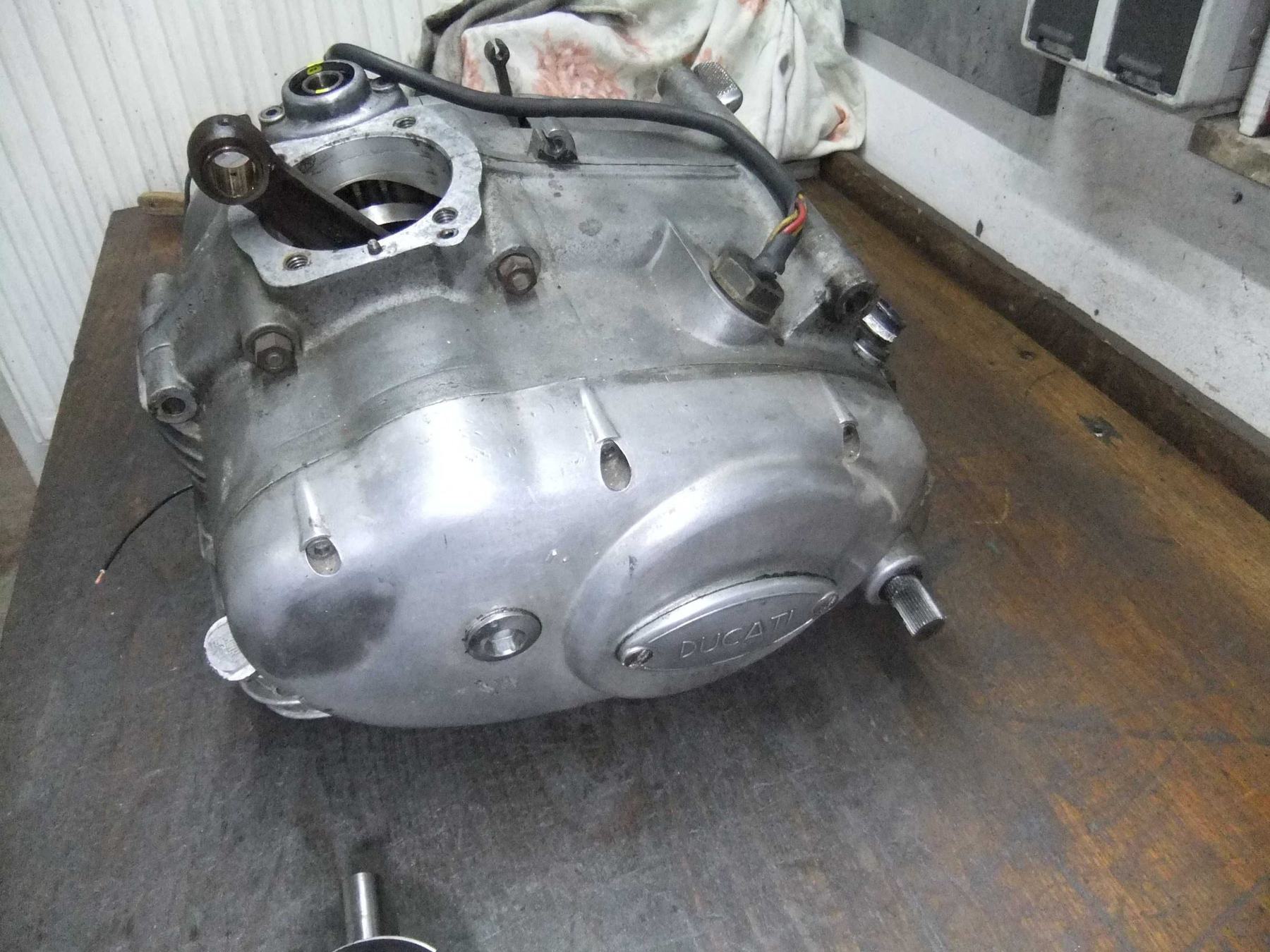Klassischer Ducati-Motorblock auf der Werkbank, Prägung Ducati sichtbar, Pleuel steht aus dem Gehäuse